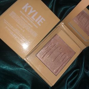 KYLIE COSM. CHOCOLATE CHERRY ILLUMINATING POWDER